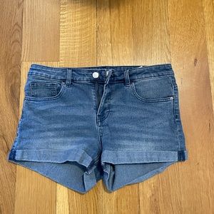 H&M BRAND mid rise STRETCHY shorts. Size 6, fits true to size